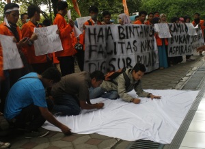 (26/02) Bukti masa aksi mendukung tuntutan dengan cara menandatangani bentangan kain putih di depan hall kampus I UAD.